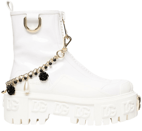Shop Dolce & Gabbana logo-plaque ankle boots with Express Delivery - FARFETCH