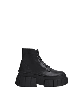 Lace-up boots with textured sole - New - Woman | Bershka