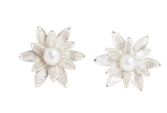 Water Lily - Stud earrings with freshwater pearls, two layers - Angela Davison - Goldsmith