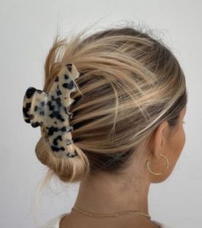 claw clip hairstyle
