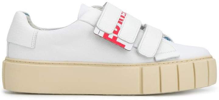 Primury Fragile touch strap sneakers