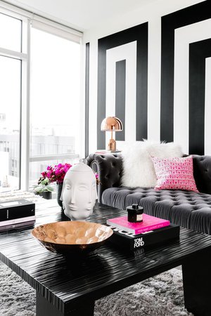 06-black-and-white-is-a-timeless-combo-and-to-make-it-glam-add-shiny-metal-touches-and-neon-pink-details.jpg (564×846)
