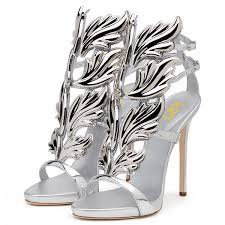 Google-kuvahaun tulos kohteessa https://cdn.webshopapp.com/shops/241786/files/230738693/650x650x2/the-gigi-statement-heels-silver.jpg