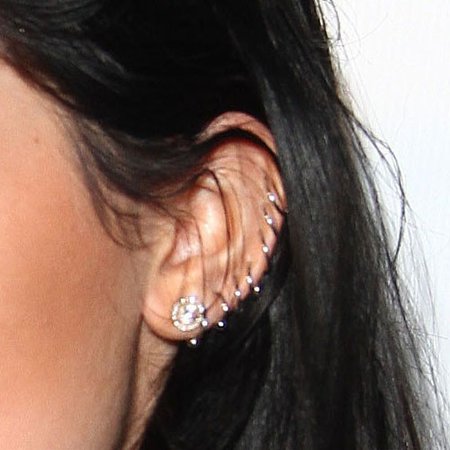 kylie-jenner-ear-piercing-500x500.jpg (500×500)