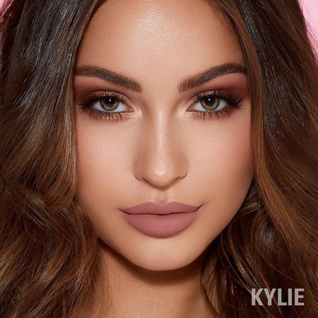 Kylie Cosmetics sur Instagram : BARE matte lip kit 💖 a gorgeous nude pinky beige 💋 launching with Posie K velvet lip kit tomorrow 9am pst on KylieCosmetics.com ✨ On the…