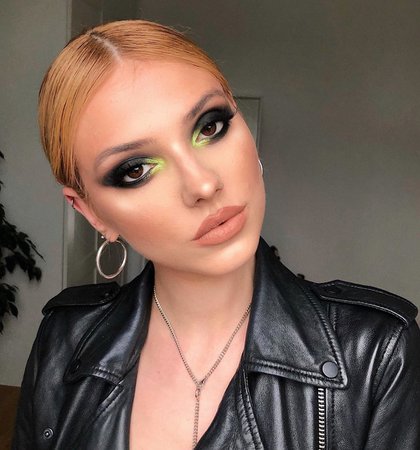 𝘿𝘼𝙉𝙄𝙀𝙇𝙇𝙀 sur Instagram : Playing with neons 🔫. @hudabeauty Neon Green #makeup #makeuplover #makeupaddict #makeupjunkie #makeuptutorial #hudabeauty…