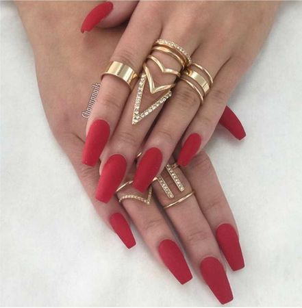 red nails with gold rings