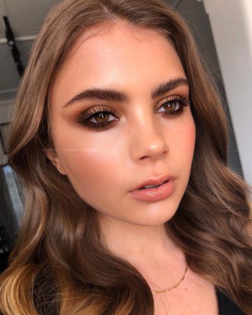 MERTON MUAREMI™️ sur Instagram : SOFT GLAM & BUSHY BROWS 😍😍😍 I’m breaking the mould!!! as Ive recently noticed I work on a lot of models that have blue…