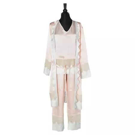 Robe and pyjamas in pastel silk satin and lace appliqué Circa 1930 For Sale at 1stDibs