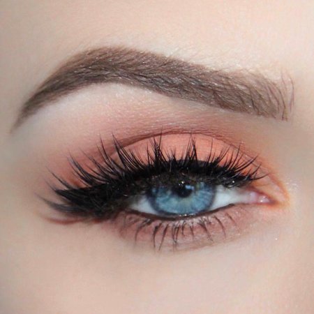 Kylie Cosmetics sur Instagram : Loving this peachy eye look using shades Jasper, Topaz, Citrine, Tiger Eye and Bronzite from the Bronze Palette 🍑 @brookesimonsmua