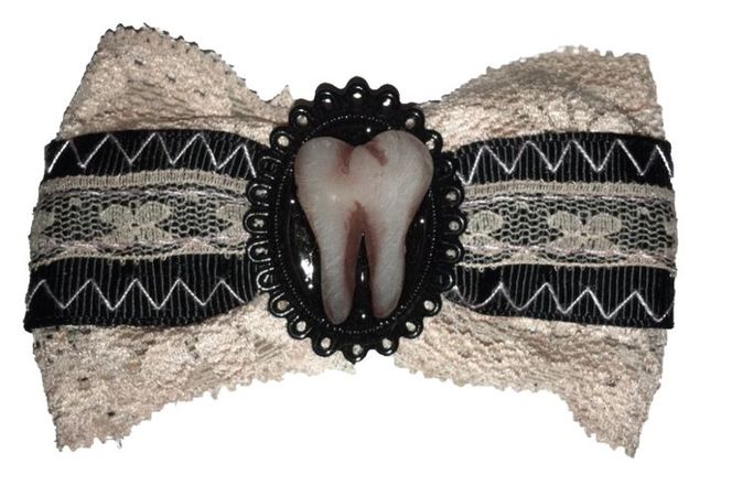 teeth bow horror