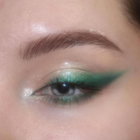 green eyeliner, cat eye, heavy wing,