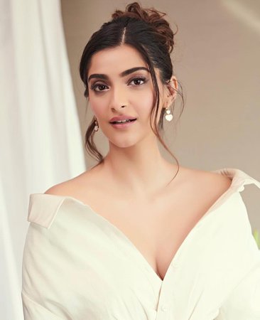 Fashion & Makeup💫 on Instagram: “Rhea Kapoor shares these alluring shots of Sonam Kapoor🕊 Doesn’t Sonam look like an absolute sweetheart 🖤 #pakistaniwedding #desiwedding…”