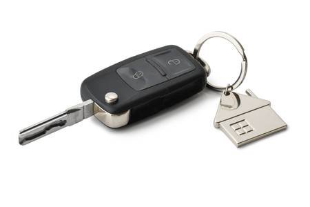 87872946-car-and-house-keys-isolated-on-a-white-backgournd.jpg (450×300)