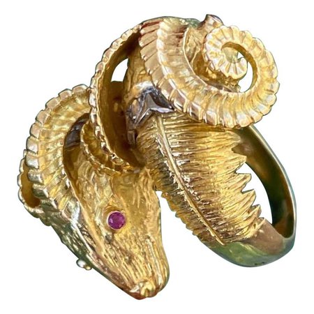 Zolotas Ring of Two Ram Heads, Gold 18k and Ruby, circa 1970s For Sale at 1stDibs