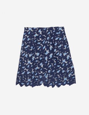 The blue leopard skirt by Sandro worn by Vero­nica Lodge (Camila Mendes) in River­dale 2x06 | Spotern