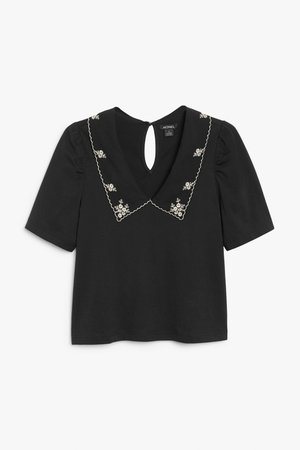 Big collar tee - Black - T-shirts - Monki WW