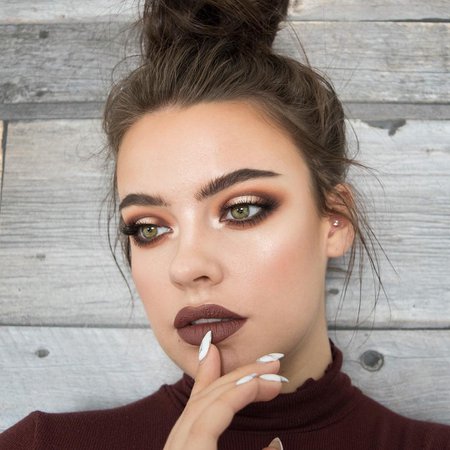 Julia Adams Makeup Artist 🇨🇦 sur Instagram : 🖤🖤🖤 EYES- @anastasiabeverlyhills Soft Glam palette @esqido Love&Peace Lashes LIPS- @norvina @anastasiabeverlyhills Bittersweet Liquid…