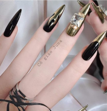 nails gold