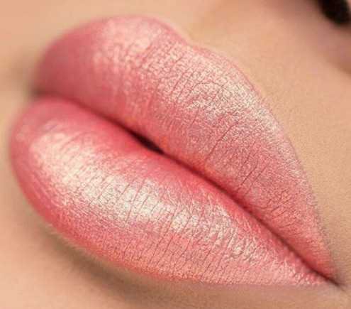 glossy pink lip