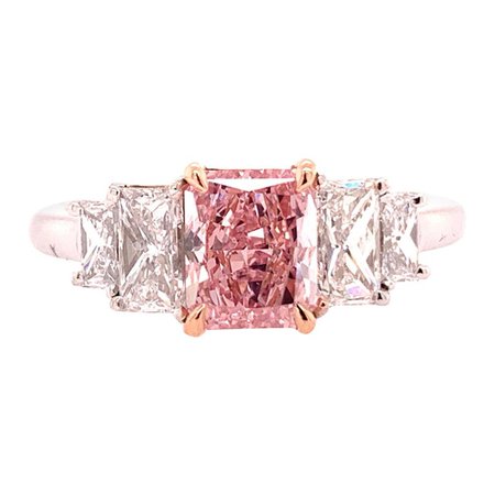 Diamond 0.88 carat Fancy Pink Platinum Engagement Ring For Sale at 1stdibs