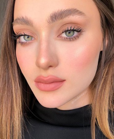 Claudia Neacsu sur Instagram : Fresh face & flushed cheeks using all @poutcase products: Gentle Ivory & Irresistible Tan foundations for concealing and warming the…
