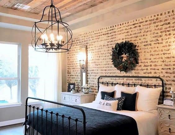 Magnolia-Brick-Wall-Bedroom-w-Antique-Black-bed-564x435.jpg (564×435)