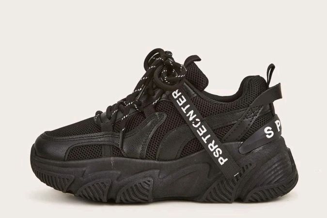 black tennis shoes