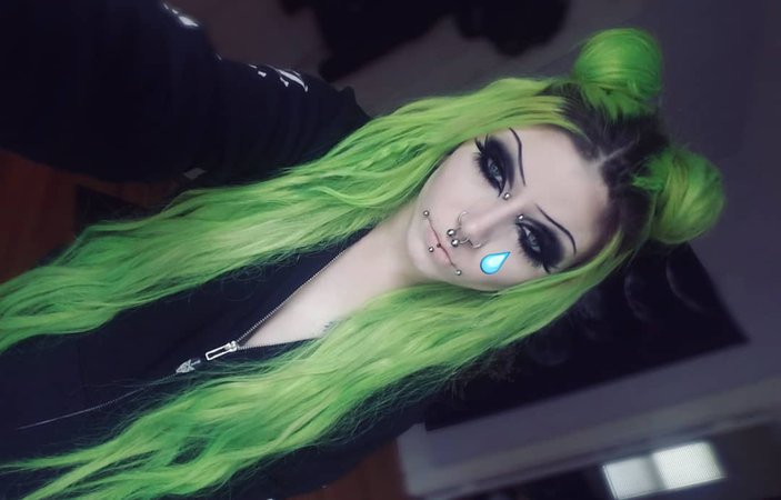 King KaisaLeina on Instagram: “👽 it's summertime, that means sad vibes are OUT and aliens are IN 👽 . . . . . . . #yeehaw #aliens #green #emoji #spacebuns #aesthetic #goth…”