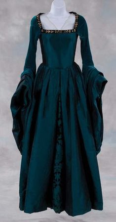 dornbluth.co.uk - medieval dresses. Apparently we need to have grand balls again so I can wear this. | Old fashion dresses, Medieval dress, Renaissance dresses