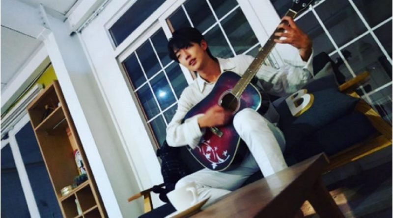Nam Joo Hyuk with guitar 1