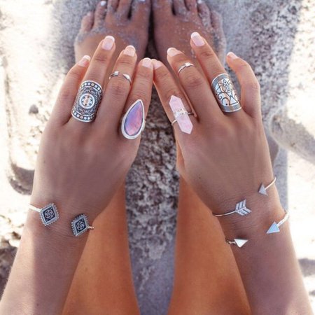 6x4ilw-l-610x610-jewels-ring-bracelet-boho-bohemian-summer-nail+accessories-jewelry-rings+tings-knuckle+ring-ring+sets-silver-silver+ring-boho+chic-boho+jewelry-statement+ring-silver+jewelry-crysta.jpg (610×610)
