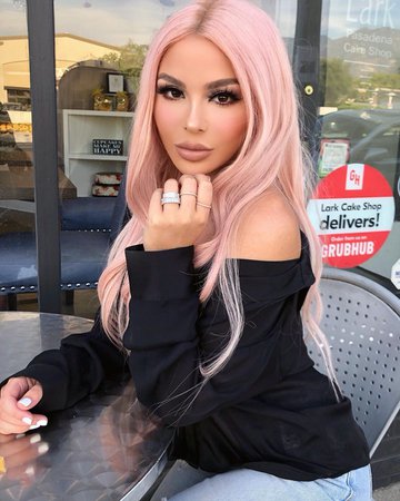Vanity makeup sur Instagram : Are we feeling the pink hair? Seriously considering toning my blonde hair to a pastel pink shade! Thoughts?