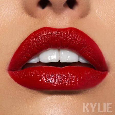 Kylie Cosmetics sur Instagram : RED VELVET ♥️ For a classic, bold red lip! #Velvets #LipKits