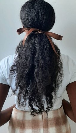 4C hair ponytail with brown bow