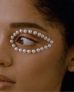 Pearl Makeup in 2020 | Editorial makeup, Colorful makeup, Cute makeup