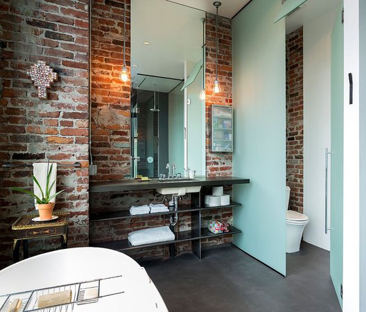 Lighting-in-the-bathroom-accentuates-the-beauty-of-exposed-brick-walls.jpg (900×767)