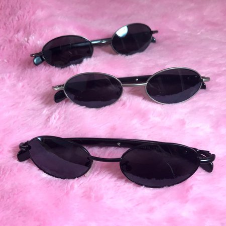 The ultimate Y2K cool guy oval shades. Available in 3 frame - Depop