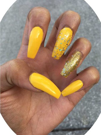 nails yellow gold