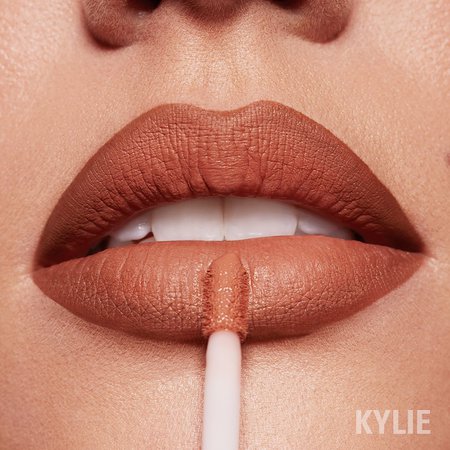 Kylie Cosmetics sur Instagram : NEW Handbag Ho lip kit 💋 a matte peachy nude liquid lip paired with a nude brown lip pencil! Launching with True Mama kylighter this Friday…