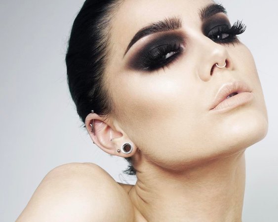 Linda Hallberg sur Instagram : (In collaboration with @lhcosmetics ) create super smokey eyes with @lhcosmetics infinity palette! I used Fornax & Zwicky to create this…