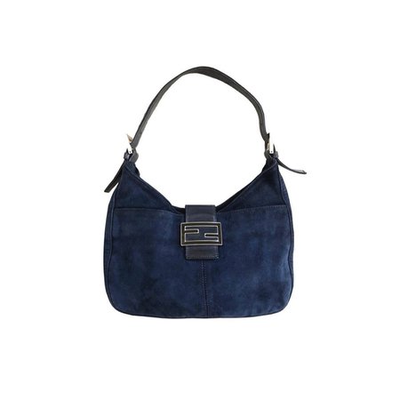 INTO IT ( ¤̴̶̷̤́ ‧̫̮ ¤̴̶̷̤̀ ) sur Instagram : SELLING: Fendi Dark Blue Suede Baguette. This navy seude shoulder bag is in amazing condition with little to no flaws. Light wear on the…