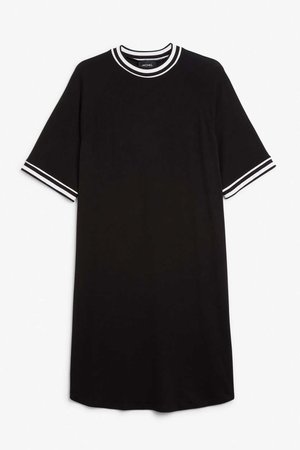Sporty t-shirt dress - Black magic - Dresses - Monki SE