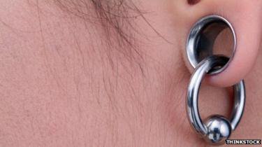 Ear stretching: Why is lobe 'gauging' growing in popularity? - BBC News