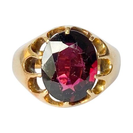 Art Deco Garnet and 18 Carat Gold Signet Ring For Sale at 1stDibs