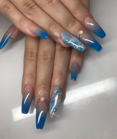 Beleza Beauty on Instagram: “Sassy for our sass queen 👸🏼💙🦋💎 • • • • #nailsbyannabel #glitterbels #blueombrenails #glitternails #acrylicnails #longnails…”