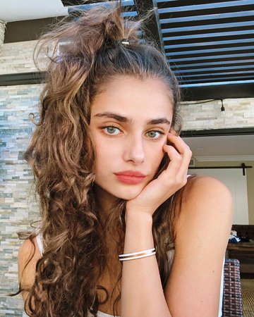 Taylor Hill @taylor_hill - Pretty little details with the new #dwclassicbracelet by @danielwellington Head over to the link in my bio to check out the new style! #ad - Insta Stalker
