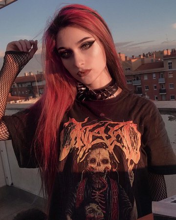 🕷 𝖕 𝖆 𝖚 𝖑 𝖆 🕷 on Instagram: “golden hour baby🔥 what do you miss about normality? i miss going to concerts so much :(”