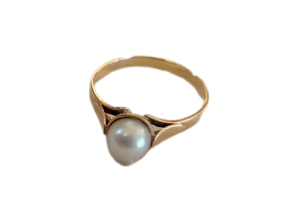 gold ring and cultured pearls