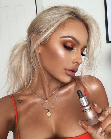Brookelle McKenzie sur Instagram : this whole ‘lathering myself in liquid highlighter’ situation has become essential to me + faking my summer glow this season ⛱🌤👙🍯🏝 (i’ve…